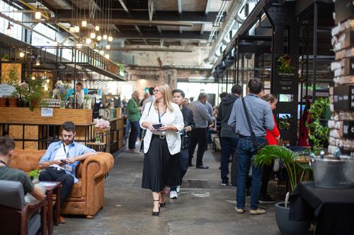 Kuloáry konference v industriálním prostoru
