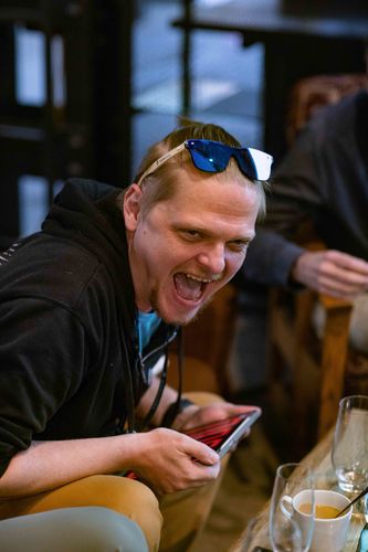 Smějící se účastník konference