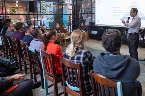 Účastníci konference sledují přednášku