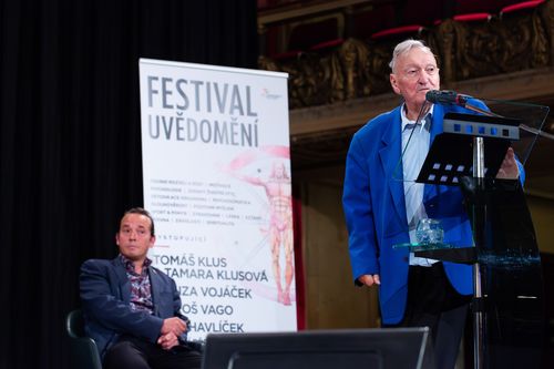 Řečník na pódiu Festivalu uvědomění