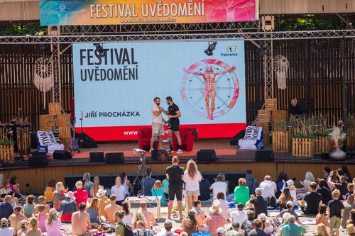 Hlavní pódium festivalu s publikem