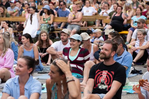 Diváci se smějí během programu festivalu