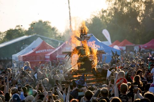 Ohňová show na večerním festivalu