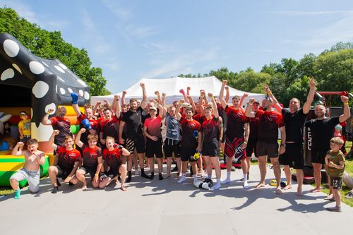 Skupinové foto účastníků sportovní akce