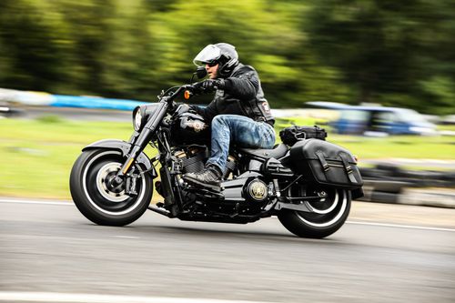 Motorkář v jízdě na sportovní akci