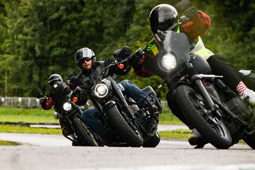 Dvojice motorkářů na trati