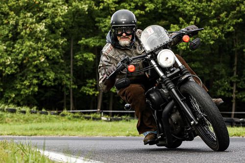 Motorkář v zatáčce v přírodě