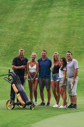 Účastníci golfového turnaje