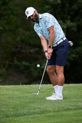 Golfista při odpalu na turnaji