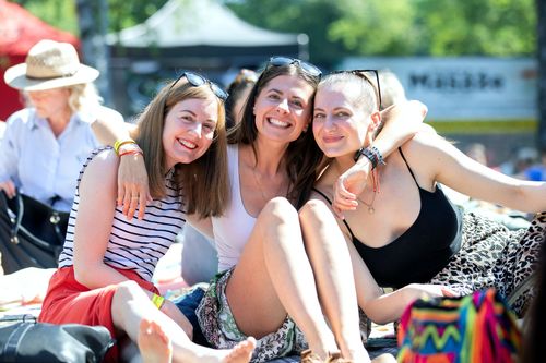 Skupina návštěvnic festivalu