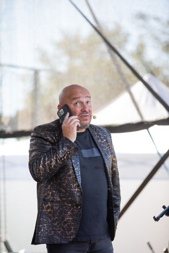 Organizátor akce při telefonátu